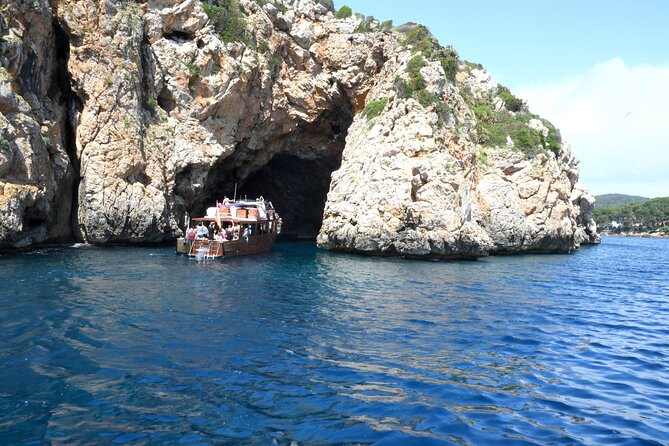 5-Hour Guided Robinson Boat Day Tour in Northern Mallorca - Stop 1 in Puerto Pollensa: the calm bay start that sets the tone