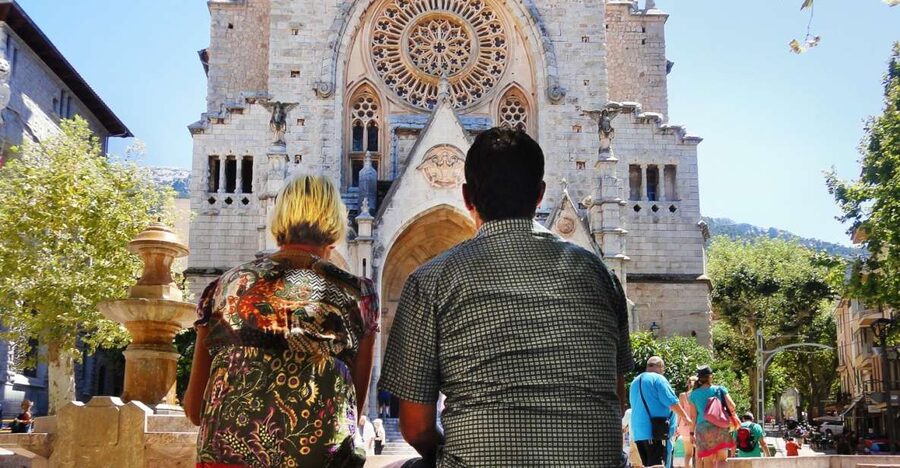 Alcudia/Marratxi: Valldemossa & Soller Tour by Tram & Bus - Soller Valley first stop: from a train station art moment to classic town wandering