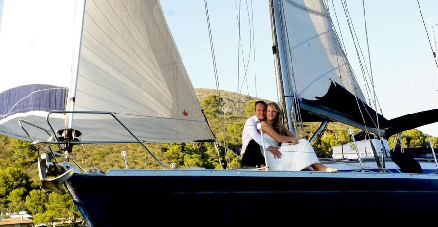 Alcudia: Romantic Sailing Trip with Diner for 2 - Steering the yacht and learning just enough: no experience required