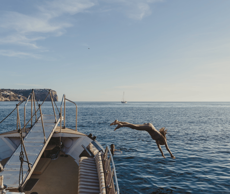 Andratx: 2h Afternoon Tour & snorkelling - On Board Experience: Crew Help, Music, and the Drink Question