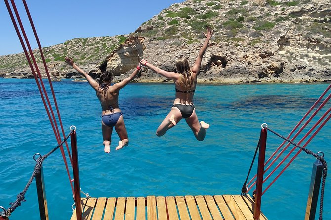 Barca Samba: The best boat experience in Mallorca - Lunch on board: buffet comfort food plus one included drink