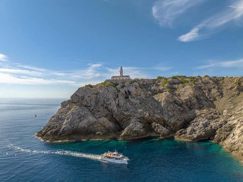 Cala Rajada: Boat Excursion with Drinks and Food - The captain, the fish-feeding moment, and onboard atmosphere