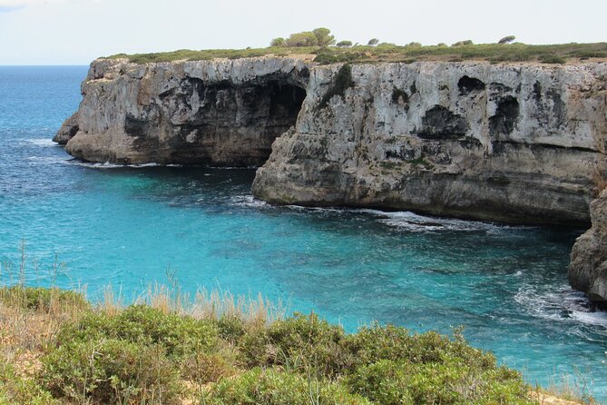 Cala Varques: Guided kayak Sea caves expedition & snorkeling - Cova des Coloms and Falco cave: seeing the rock from the kayak