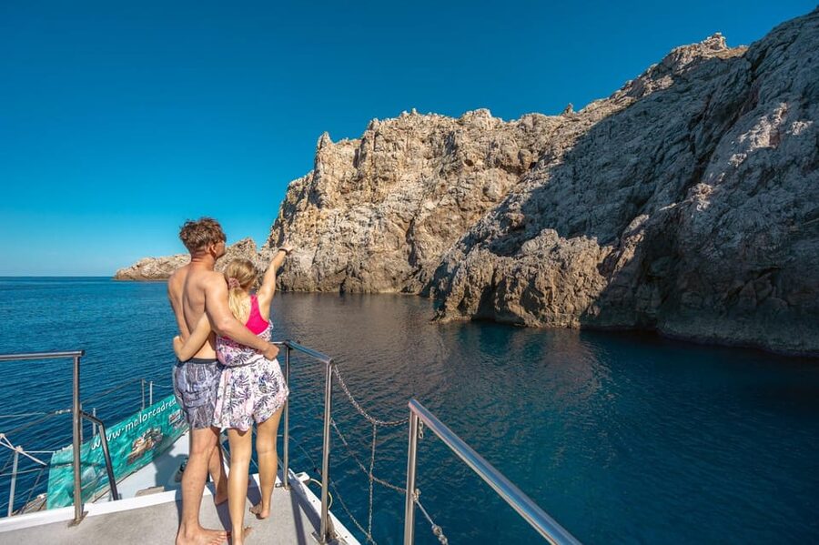 Excursión en barco por la tarde con bebidas y snacks - Vistas de costa: acantilados, calas y playas que cambian con cada minuto