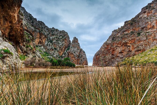 Hike the canyon of Torrent de Pareís - Five hours in the channel, limestone cliffs and water crossings