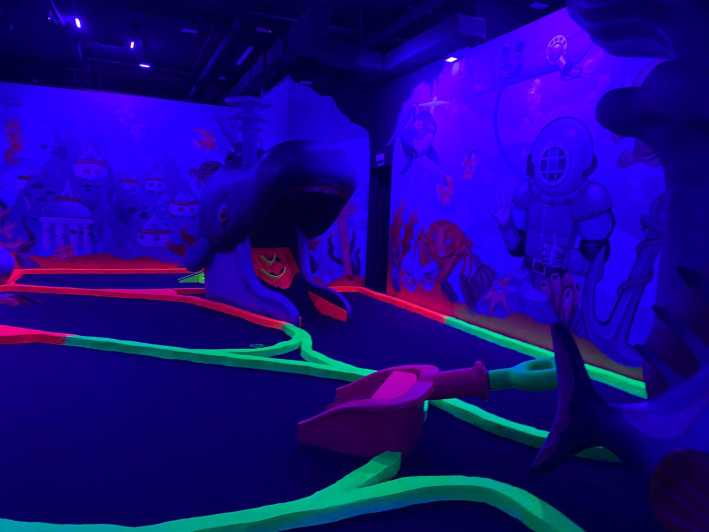 Magaluf ; Minigolf indoor - Inside SeaGolf’s Blacklight Minigolf in Magaluf