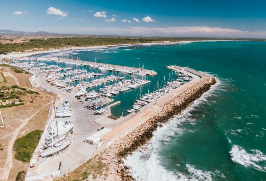 Mallorca. Boat Rental . Dare to explore - From Sa Ràpita to Ses Covetes: your first stretch of protected water