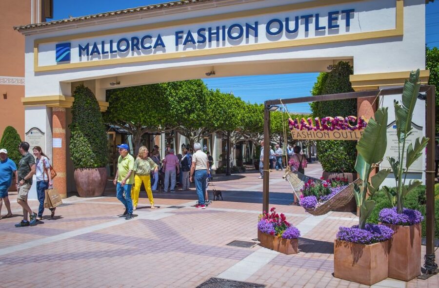 Mallorca: Fashion Outlet Shopping Excursion by Bus - What you’ll find there: brands and outlet discounts in real numbers