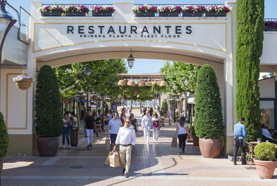 Mallorca: Fashion Outlet Shopping Excursion by Bus - Restaurants and leisure breaks, plus how to stay comfortable