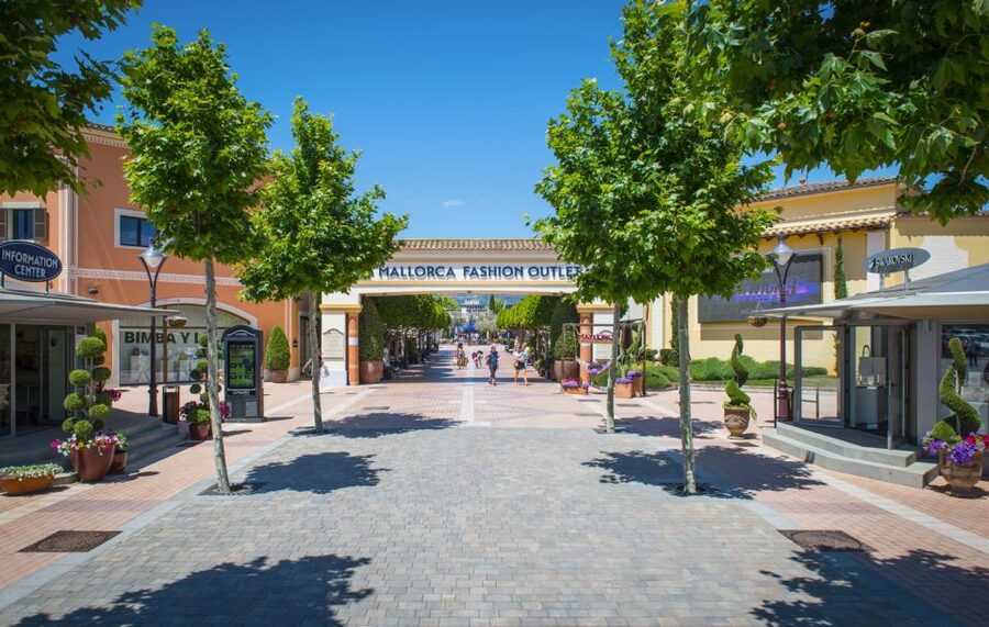 Mallorca: Fashion Outlet Shopping Excursion by Bus - Information point perks: VAT refunds and practical loans
