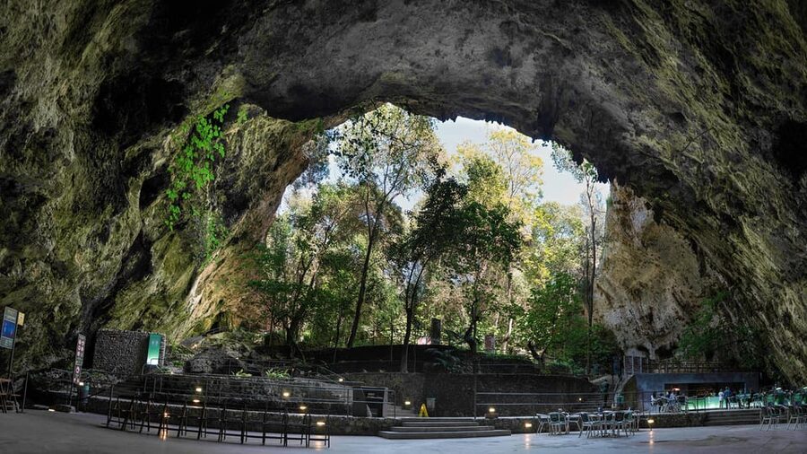 Mallorca: Half-Day Hams' Caves Tour with Pearl Shop Visit - Pickup locations, guide communication, and what to watch at boarding