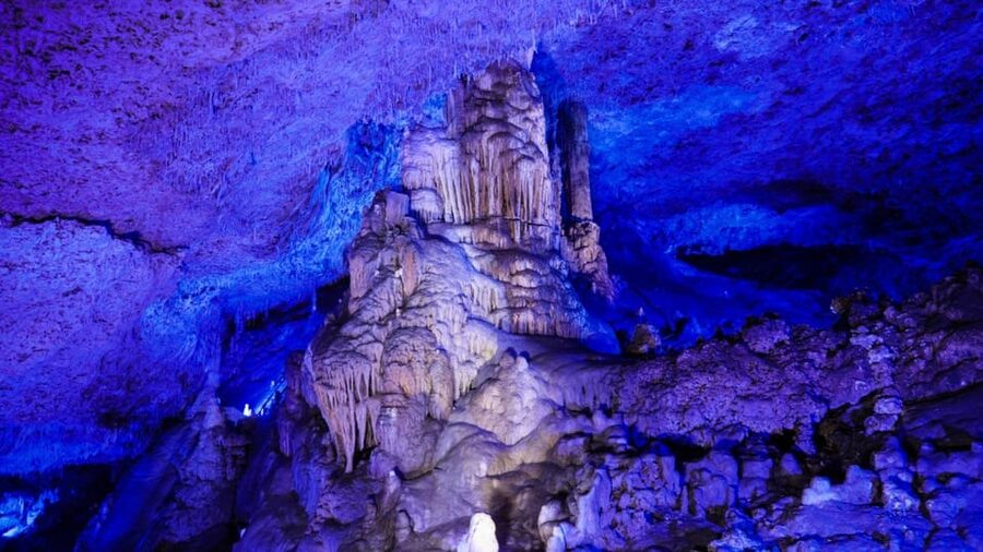Mallorca: Half-Day Hams' Caves Tour with Pearl Shop Visit - Pedro Caldentey’s 1905 discovery and the 1910 electricity twist