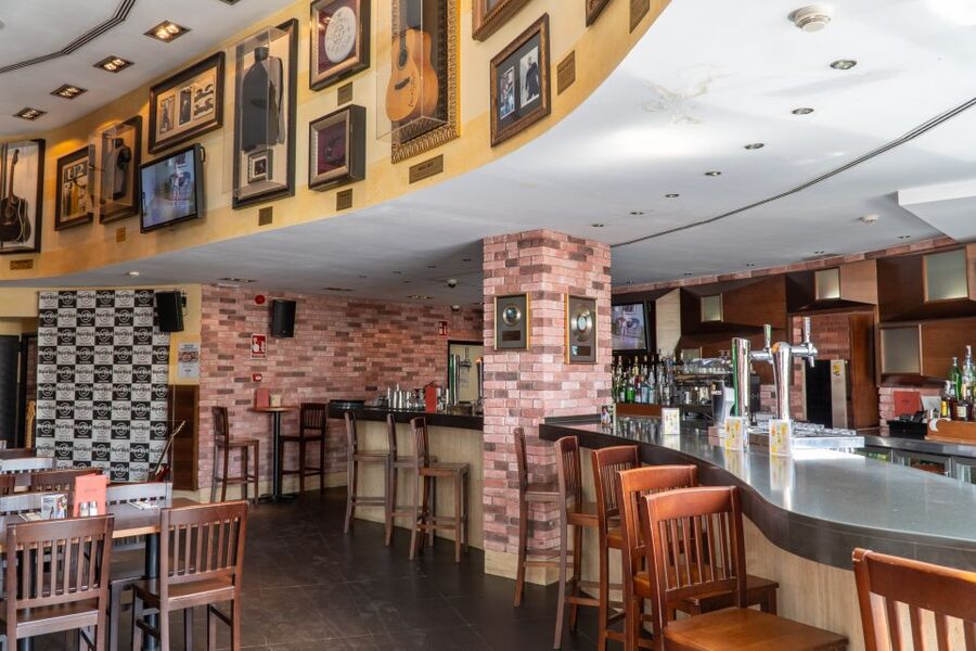 Mallorca: Hard Rock Cafe Entrance with Lunch or Dinner - The memorabilia part: why it feels fun even if you’re not a superfan