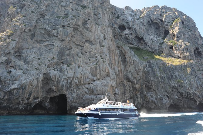 Mallorca in One Day Sightseeing Tour with Boat Ride and Vintage Train - The 1912 wooden train to Son Reus, tunnels included