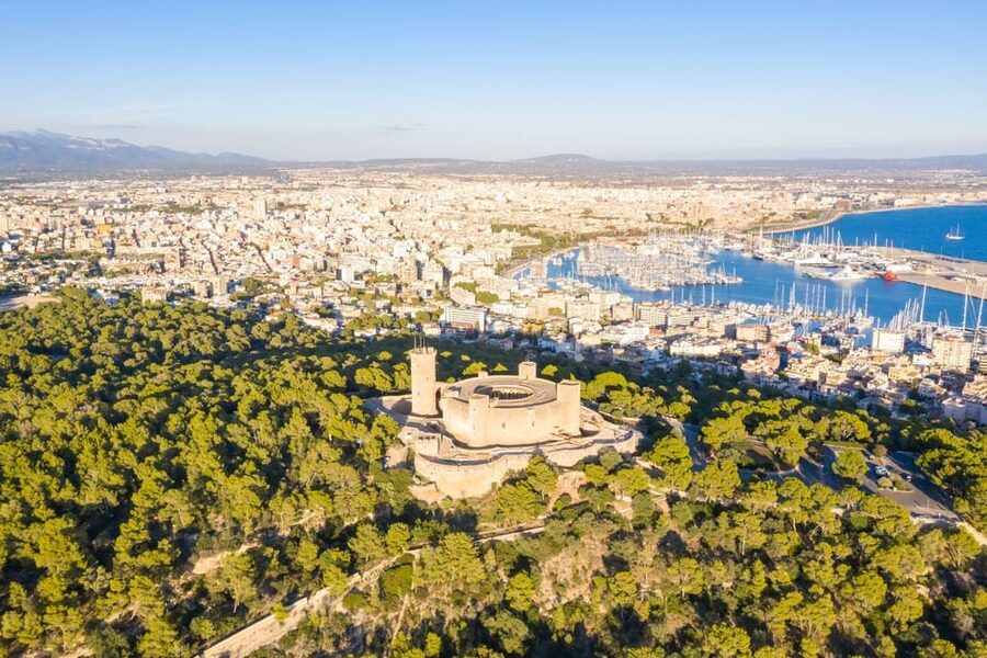 Mallorca: Instafamous Tour of Palma and North coast - Bellver Castle and Palma Cathedral, your final iconic photo sequence