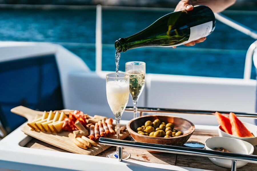 Mallorca: Midday or Sunset Sailing with Snacks and Open Bar - The 4-hour flow: safety briefing, cruising past Palma, and first aperitif