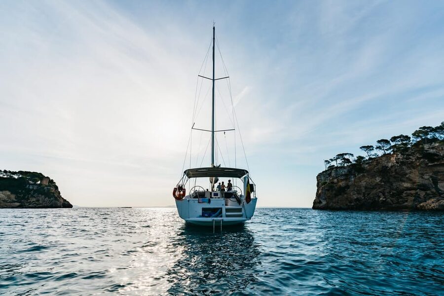 Mallorca: Midday or Sunset Sailing with Snacks and Open Bar - Shoes off, jackets on: onboard rules that keep the day smooth