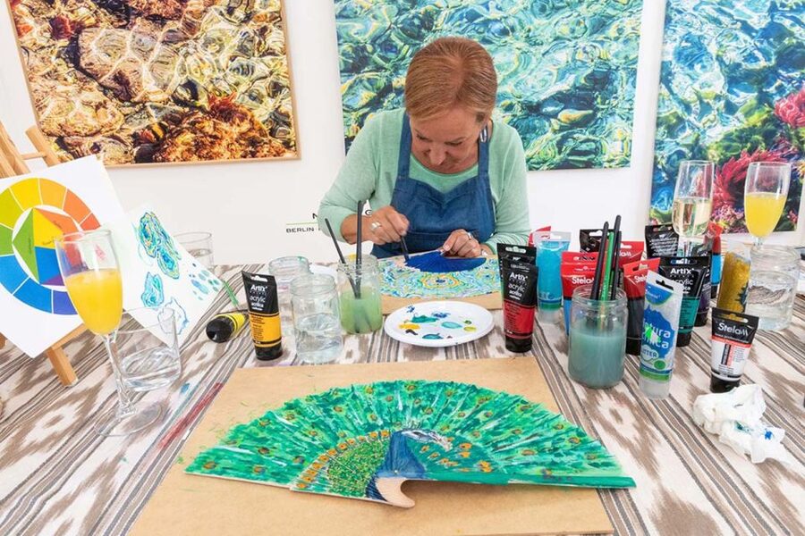 Mallorca/Porto Cristo: Design your own Spanish hand fan - Walking into Margarita Gallery in Porto Cristo