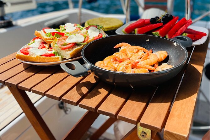 Mallorca sailing tour with tapas and wine - Group Size, Language, and the Private Option