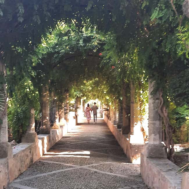 Mallorca: West Coast & Orange Valley Minbustour GERMAN GUIDE - Soller: old-town charm, then the Orange Valley tunnel moment
