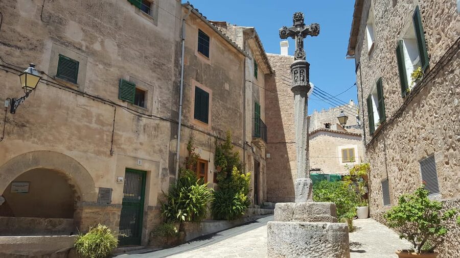Mallorca: West Coast & Orange Valley Minbustour GERMAN GUIDE - Valldemossa: romantic mountain streets, ensaimada, and free time to choose your pace