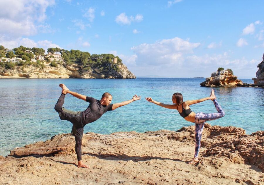 Mallorca: Yoga and Brunch on Palmanova Beach - Props, mats, and what you should bring