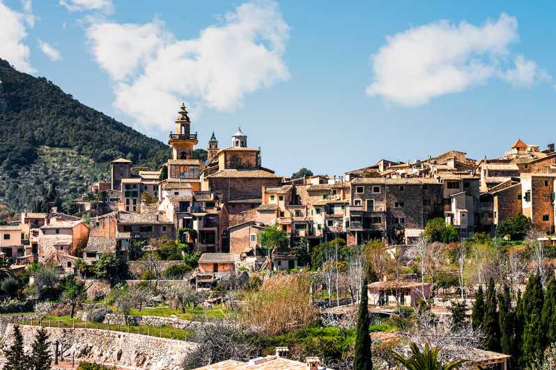 Palma, Cathedral & Valldemossa: Guided walking Tour - The 45-minute Palma walk: getting your bearings in the old town
