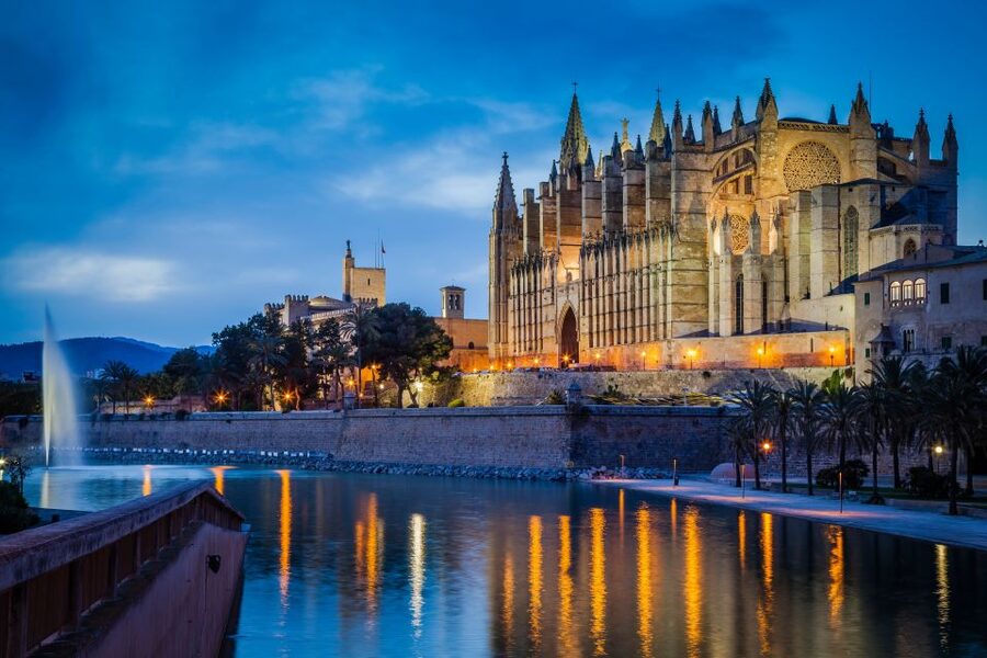 Palma: Culinary Tapas Tour of the Old Town - Almudaina Palace, La Lonja, and the Consolat de Mar: power and trade in one route