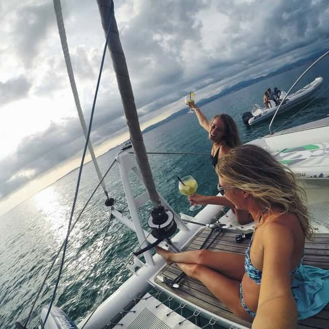 Palma de Mallorca: Deluxe Catamaran Sailing Tour with Meal - Why the Oasis catamaran in Palma feels like the grown-up choice