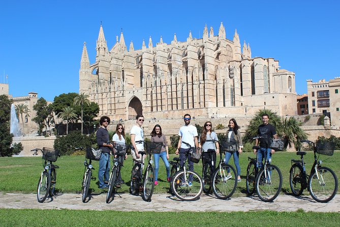 Palma de Mallorca Easy Bike Tour (Small Groups) - Parc de la Mar: the calm break before the royal and cathedral views