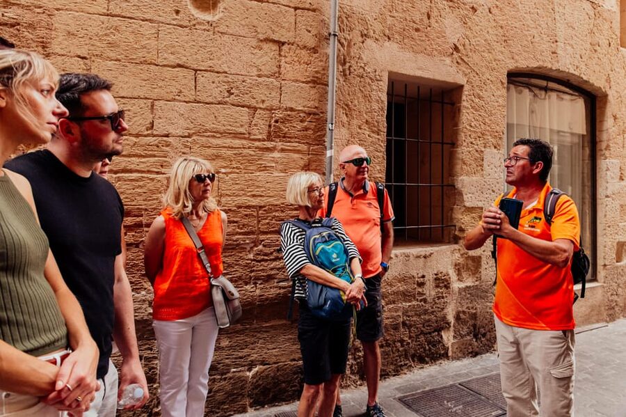 Palma de Mallorca: Foodie Walking Tour of the Old Town - Tapas plus wine, built from market ingredients