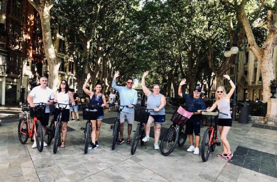 Palma de Mallorca: Guided Bicycle Tour - Parc de la Mar to the Old Town: Where the Streets Get Personal