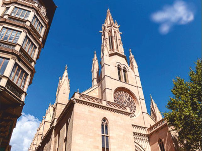 Palma de Mallorca: Guided Tour of the Old Town - Almudaina palace and the courtyards called patios