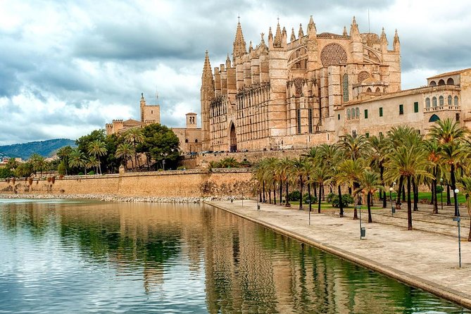 Palma de Mallorca Guided Tour with Hotel Pick up - The real value: a walking plus bus route that keeps you moving