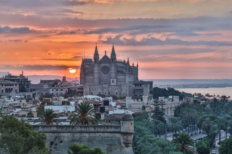 Palma de Mallorca : Must see Walking Tour With A Guide - A 2-hour Palma walk that turns streets into stories