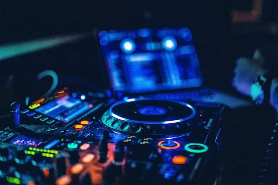 Palma de Mallorca: Night Boat Party with Live DJ - Photos, Wi-Fi, and live sports: what comes with the experience