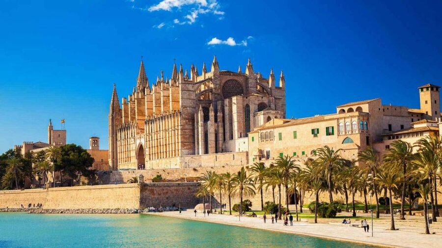Palma de Mallorca: Old Town Guided Tour & Cathedral Visit - The guided Old Town walk: how you get the city beyond postcards