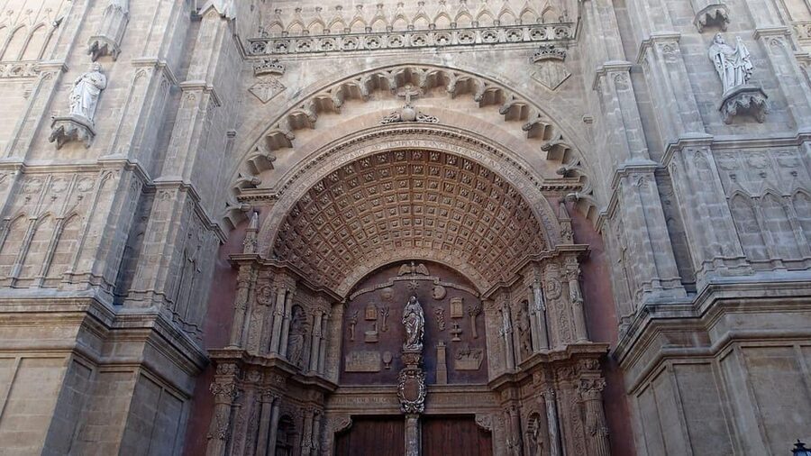 Palma de Mallorca Private Guided Walking Tour - The Ayuntamiento stop, why that giant roof is more than a photo moment
