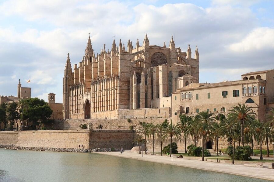 Palma de Mallorca Private Guided Walking Tour - Start at Plaça de Cort, then use the Ayuntamiento as your orientation tool