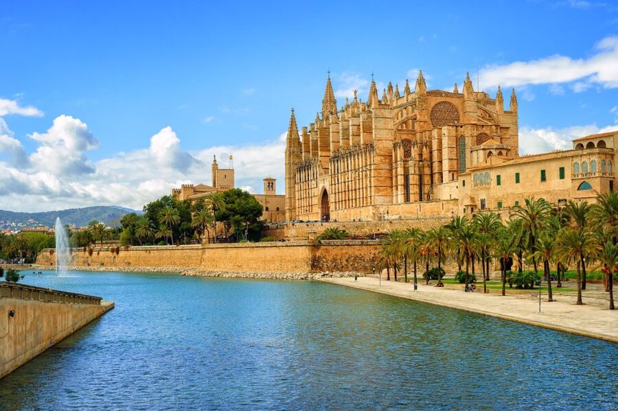 Palma de Mallorca: Self-Guided Audio Tour - Edifici Casasayas and Palma Cathedral, where the story meets the skyline