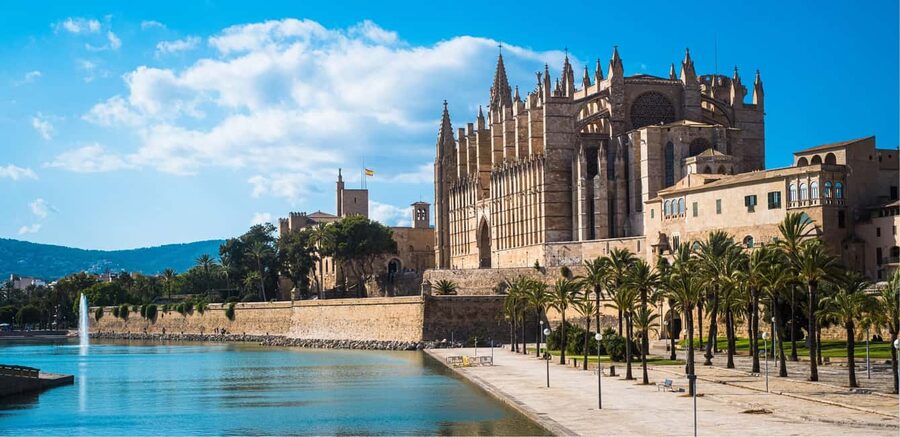 Palma de Mallorca: Small-Group Tour & Fast-Track Cathedral - Palma Cathedral, La Seu: fast-track entry and what to look for inside