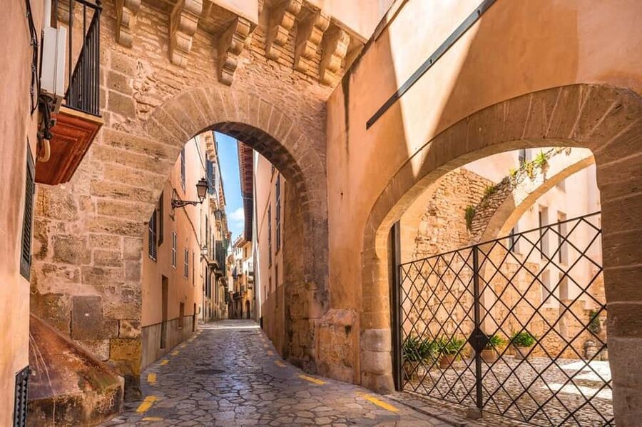 Palma de Mallorca: Small-Group Tour & Fast-Track Cathedral - How the guide changes everything, Santiago, Rosea, Sofia, Violet