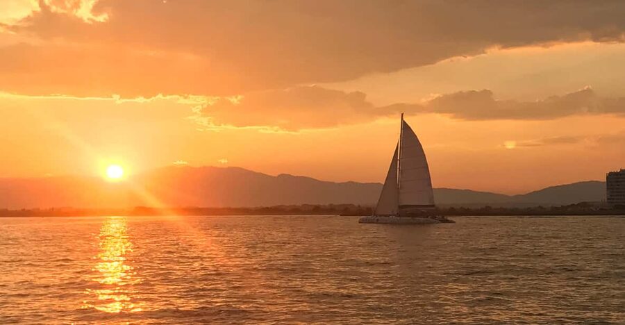 Palma de Mallorca: Sunset Sailing Catamaran Trip with Drink - Where the sunset sail starts, and how to get on the boat without stress