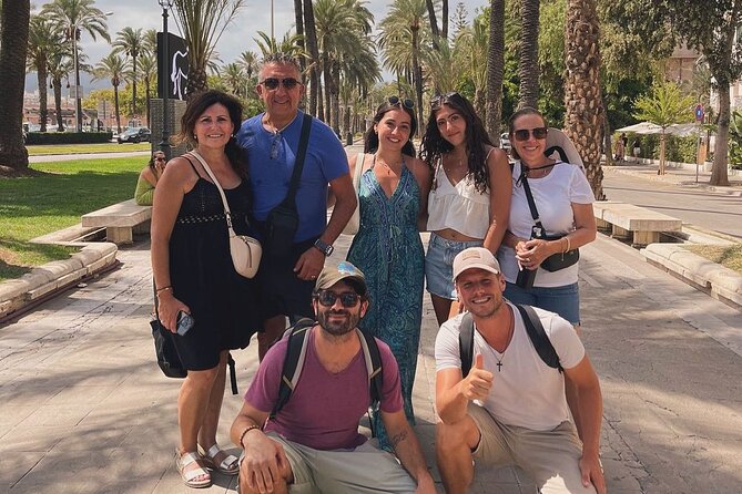 Palma Evening Tapas Walking Tour with Pinchos & Drinks - Plaça Major Start, How the Guide Sets the Night Up