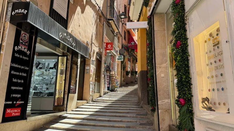 Palma in person and away from the crowds - How the 100-minute walk actually plays, starting at Lennox bar