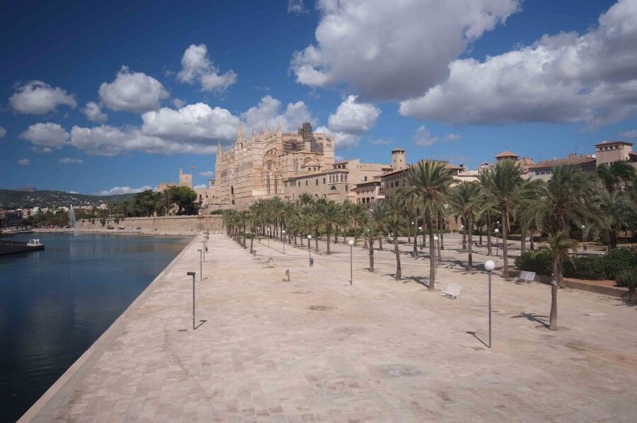 Palma: Walking Tour with Mediterranean Delicacies - Paseo del Borne: romantic stroll, aristocratic addresses