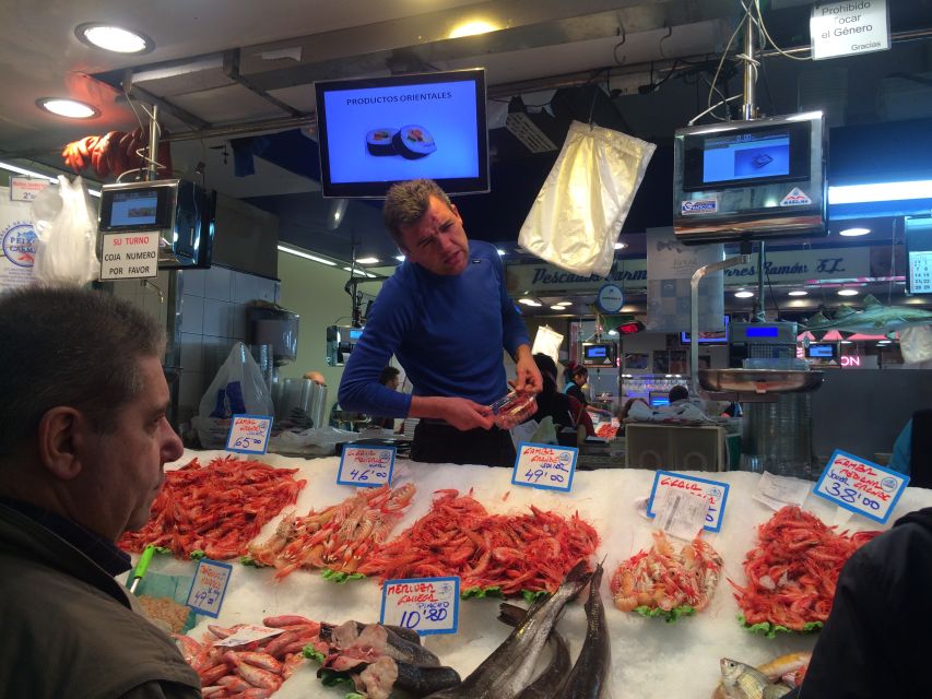 Palma: Walking Tour with Mediterranean Delicacies - Upper city viewpoints: Almudaina Palace, town institutions, and cathedral sightlines