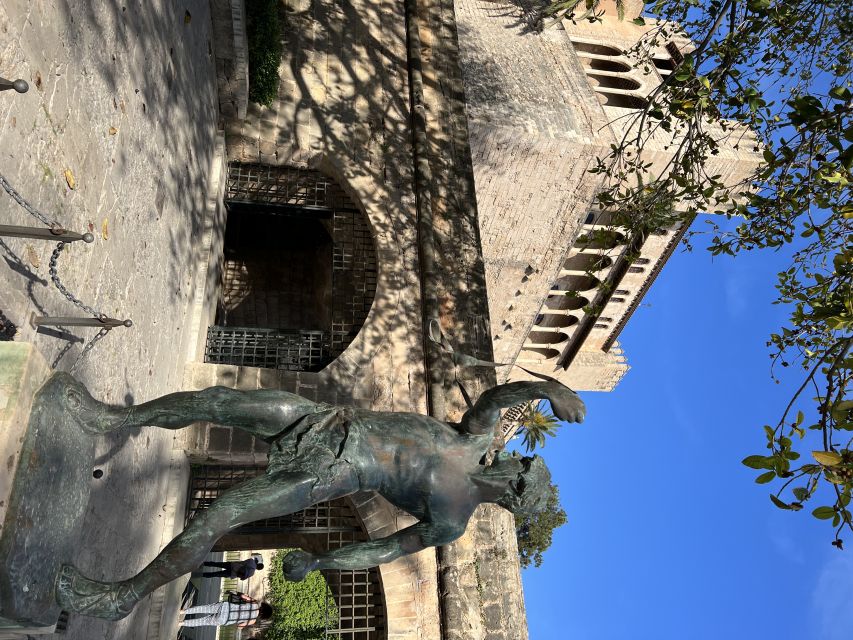 Palmas sightseeing highlights in a private and exclusive way - Meeting by Av. d’Antoni Maura, then stepping into the old-town story