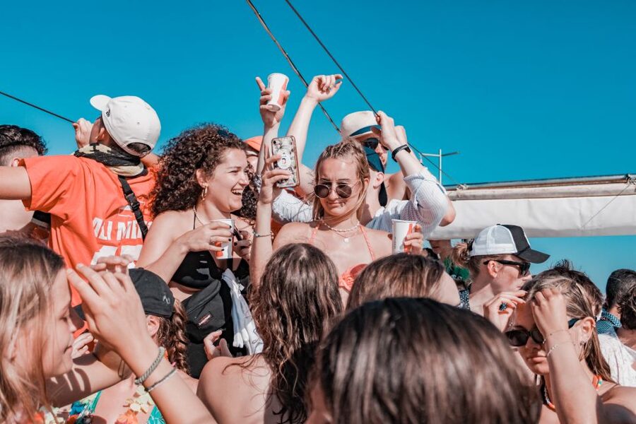 Playa de Palma: Boat Party with DJ, Buffet and Entertainment - Cruising with a live DJ: what the music actually changes