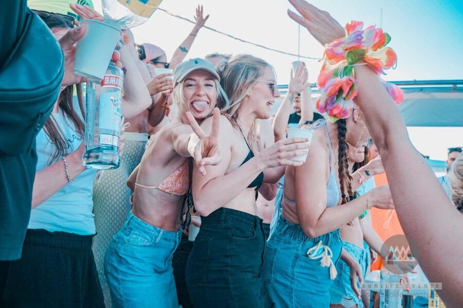 Playa de Palma: Boat Party with DJ, Buffet and Entertainment - Getting there: shuttle buses, timing, and where to find the boats